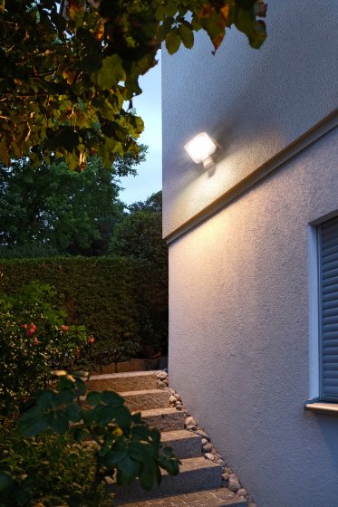 Brennenstuhl AL 1050 P LED Spotlight with PIR Sensor 1010lm 10W IP44