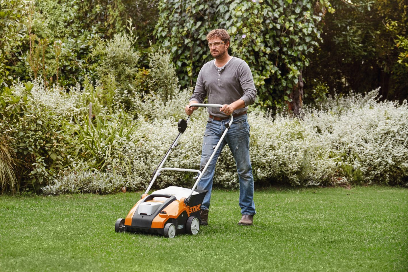 STIHL RLA 240 Cordless Lawn Scarifier 34cm
