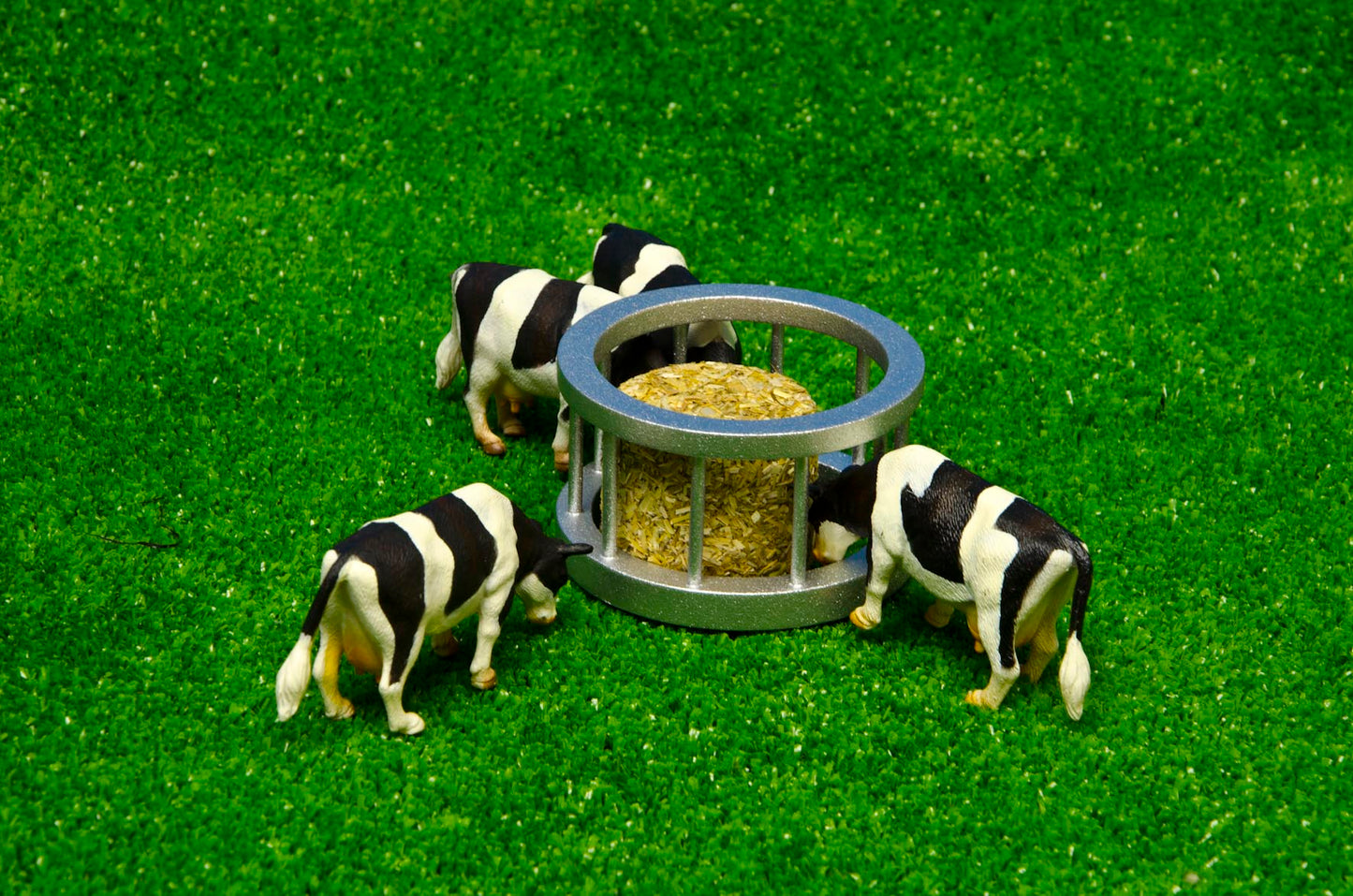 Kids Globe Cattle Feeder Set
