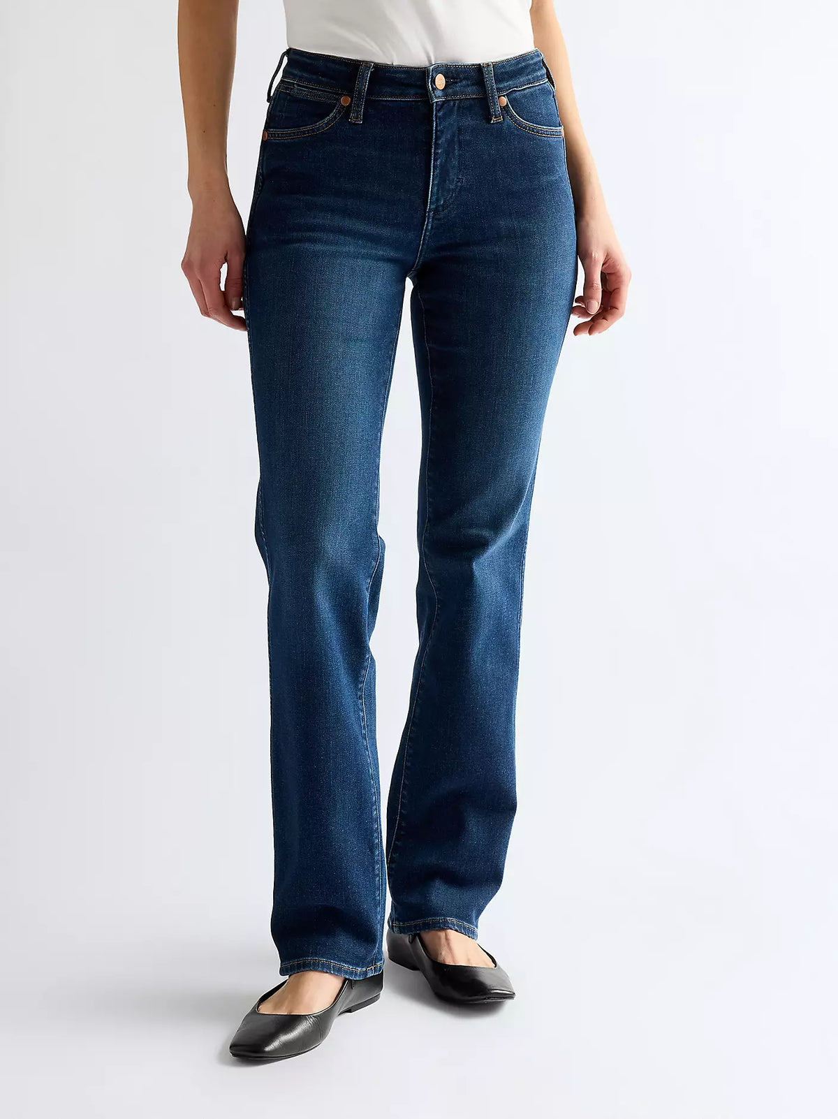 Wrangler Women's Straight Jeans in dark blue stretch denim front view