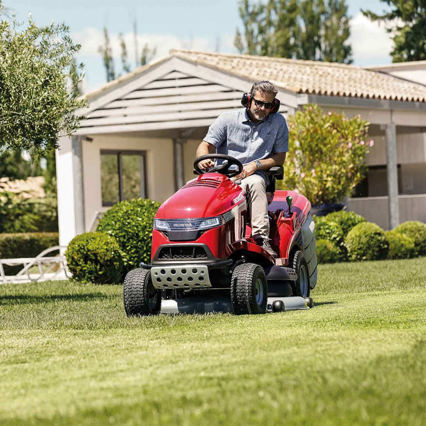 Honda HF 2625 HTE Premium Lawn Tractor with Mulching