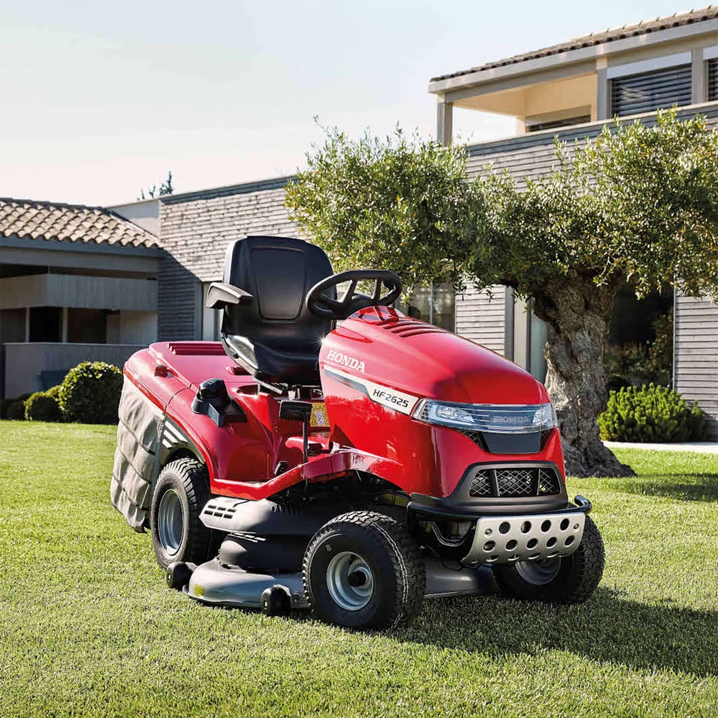 Honda HF 2625 HTE Premium Lawn Tractor with Mulching