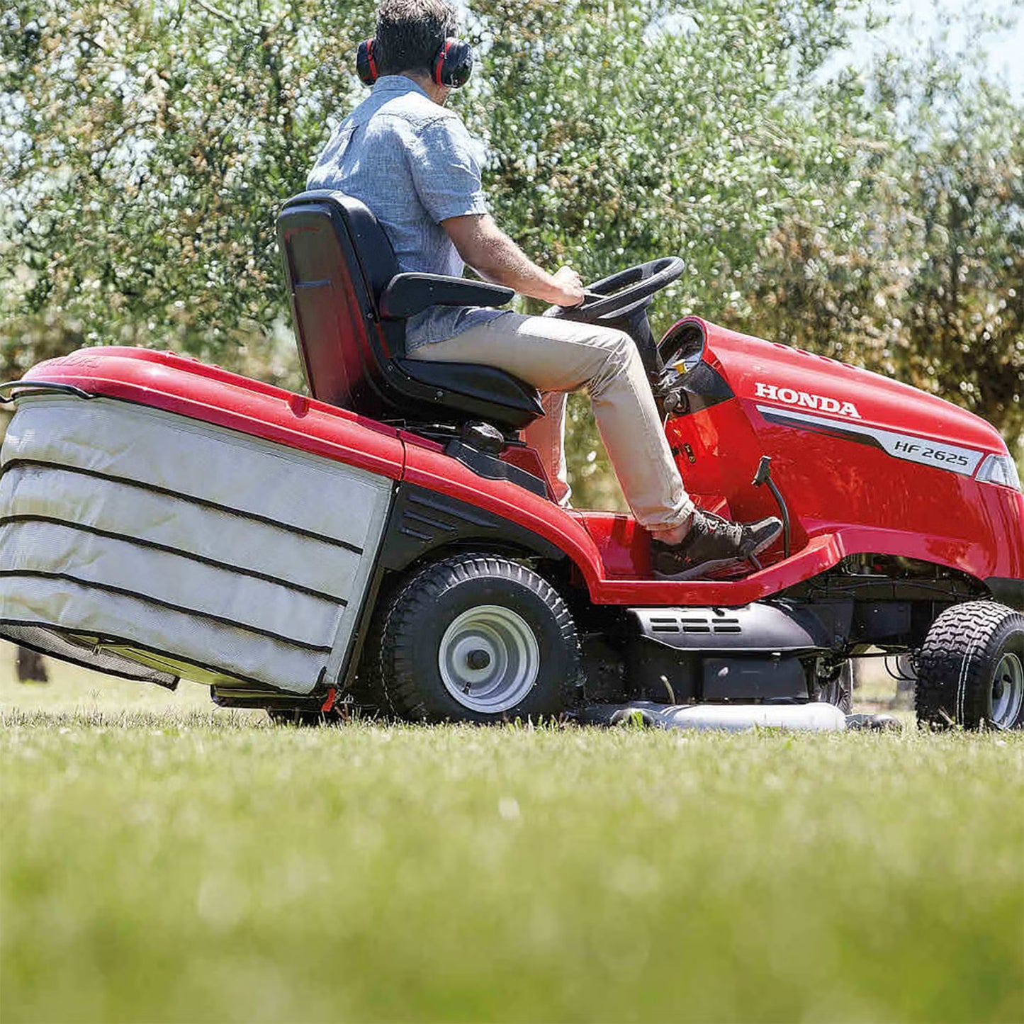 Honda HF 2625 HTE Premium Lawn Tractor with Mulching