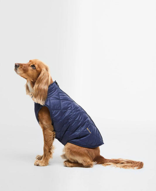 Keep your dog comfortable with the Barbour Field Reversible Dog Coat. Featuring a quilted outer, tartan fleece reverse and a convenient back zip fastening.