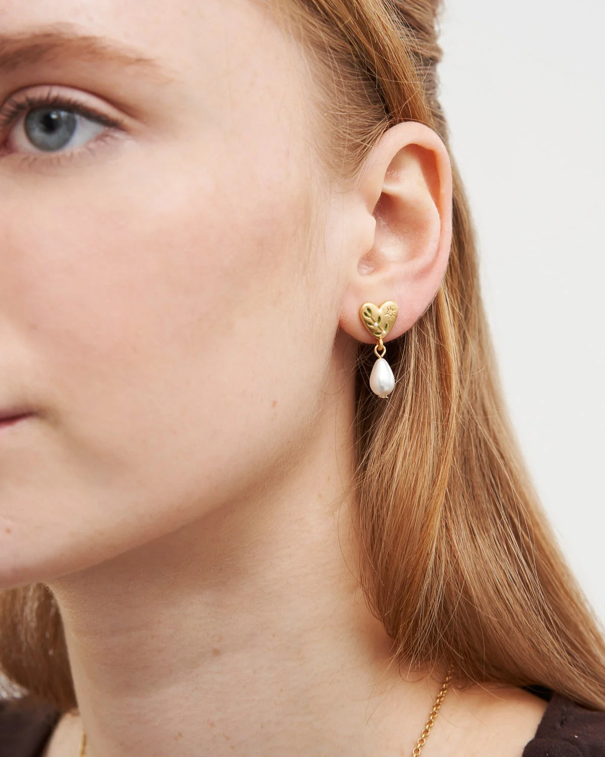 Fable Niva Mistletoe & Pearl Earrings in Gold featuring hand-painted heart studs and teardrop pearl charms