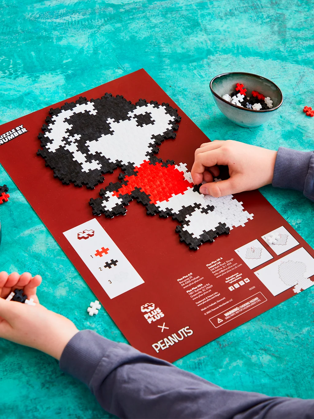 Build a 30 x 20 cm Joe Cool Snoopy figure with the Plus-Plus Puzzle by Number set. Includes 275 pieces, pattern guide, and comic print.