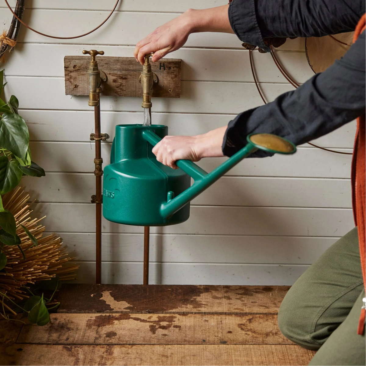 Haws The Selly Soak 4.5L green metal watering can with brass rose and dual handles