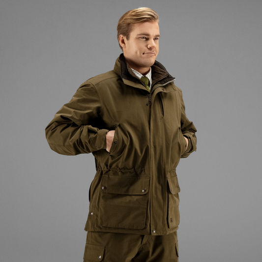 Härkila Retrieve Jacket in traditional country style with high corduroy collar and front pockets.