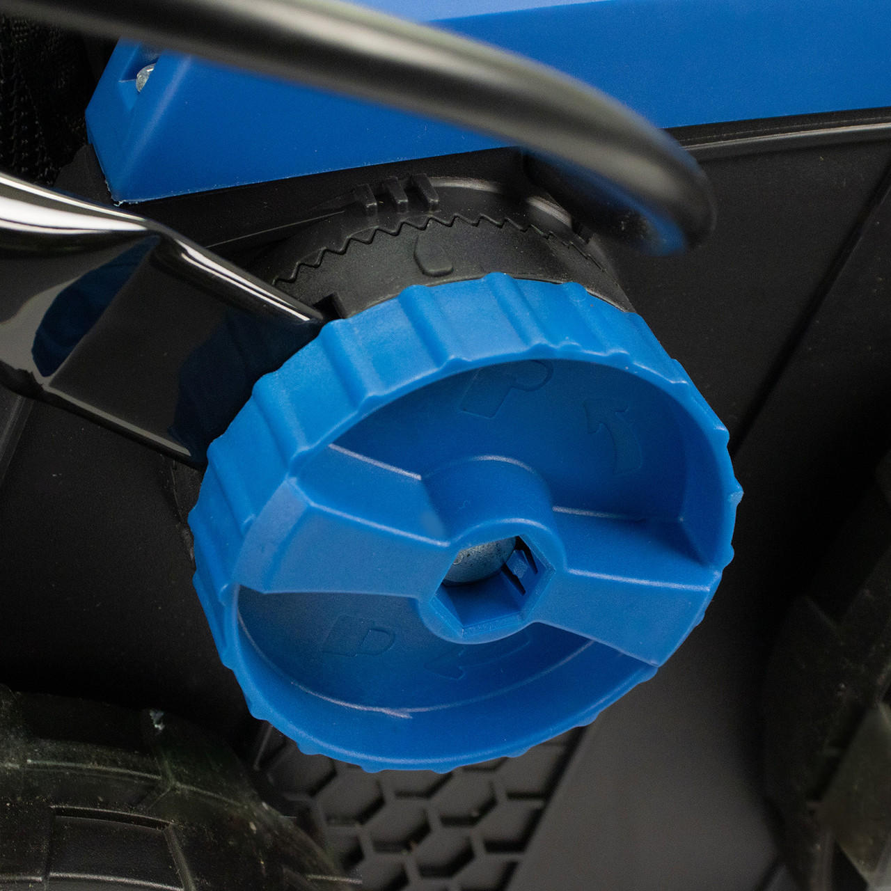 Hyundai HY2196 Cordless Lawn Scarifier, Aerator & Dethatcher Rake