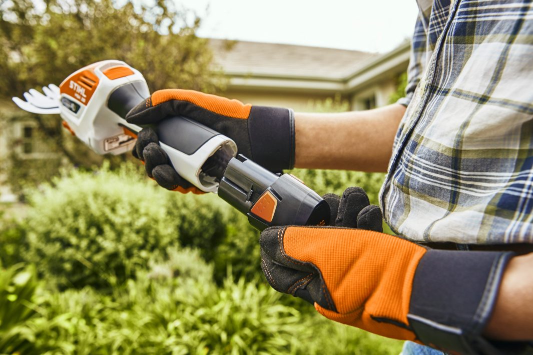 STIHL HSA 26 Cordless Shrub Shear Kit