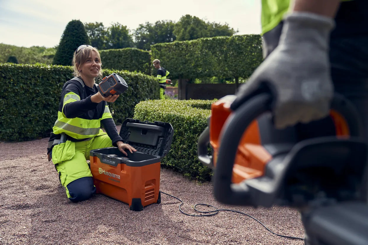 Husqvarna 40-C1000X4 Portable Multi-Bay Battery Charger