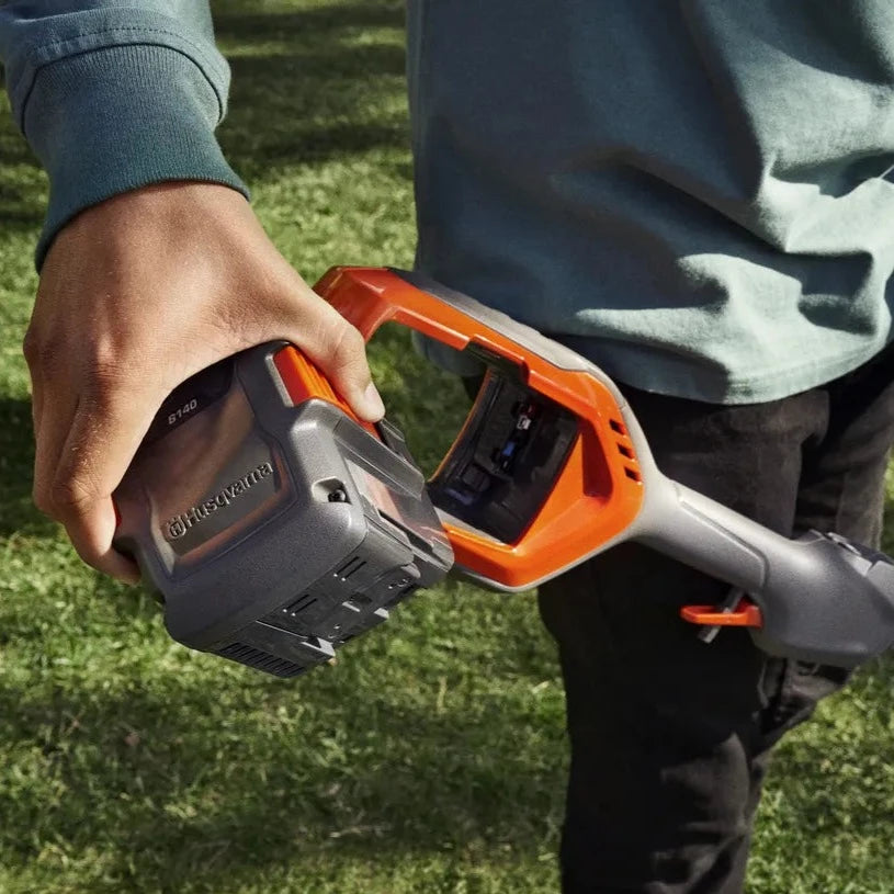Husqvarna 215iL Cordless Strimmer