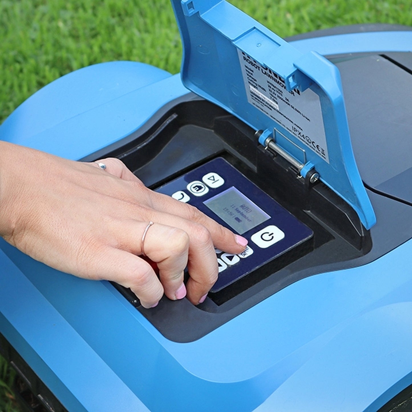 Hyundai HYRM1000 Robot Lawn Mower