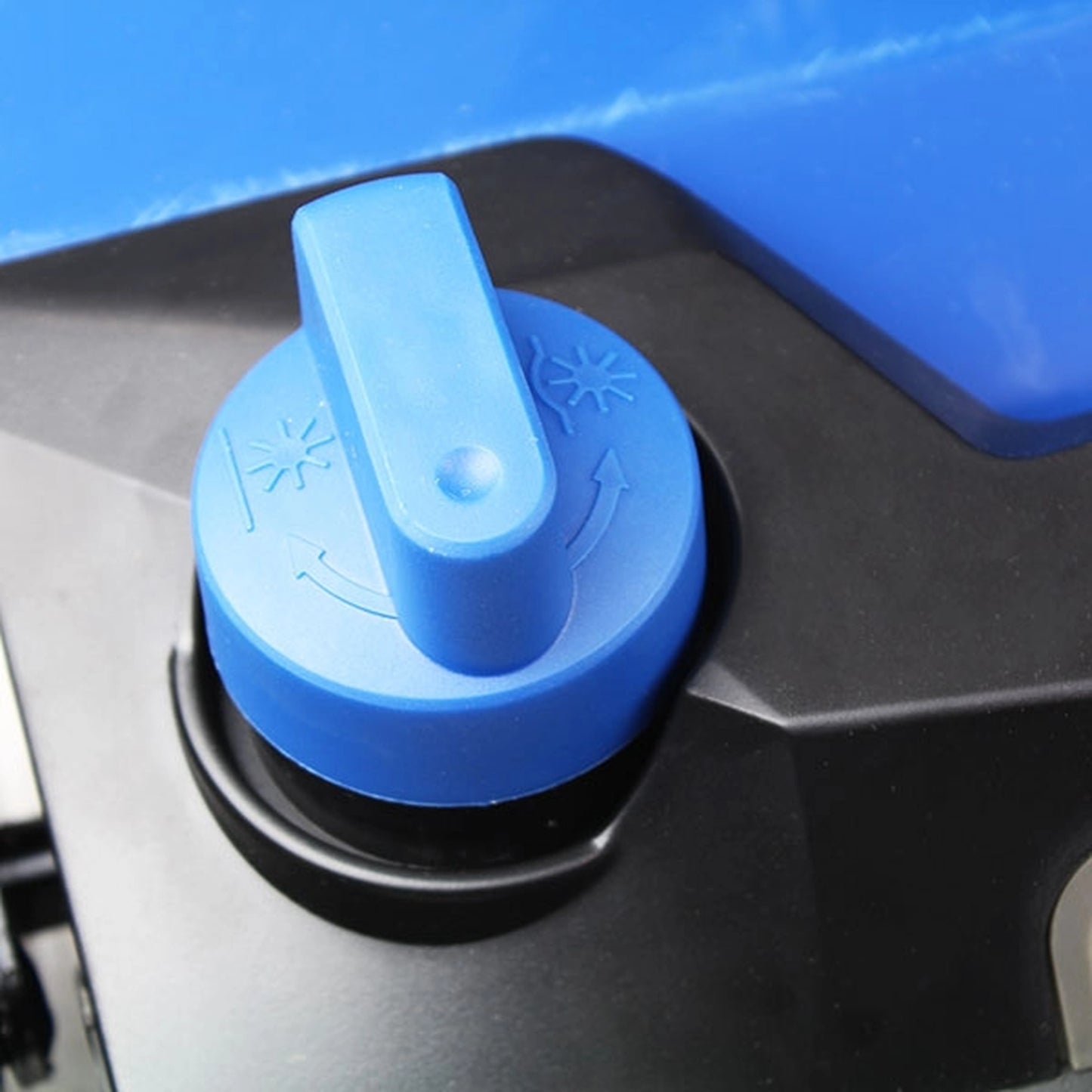 Hyundai HYSC210 Petrol Lawn Scarifier & Aerator