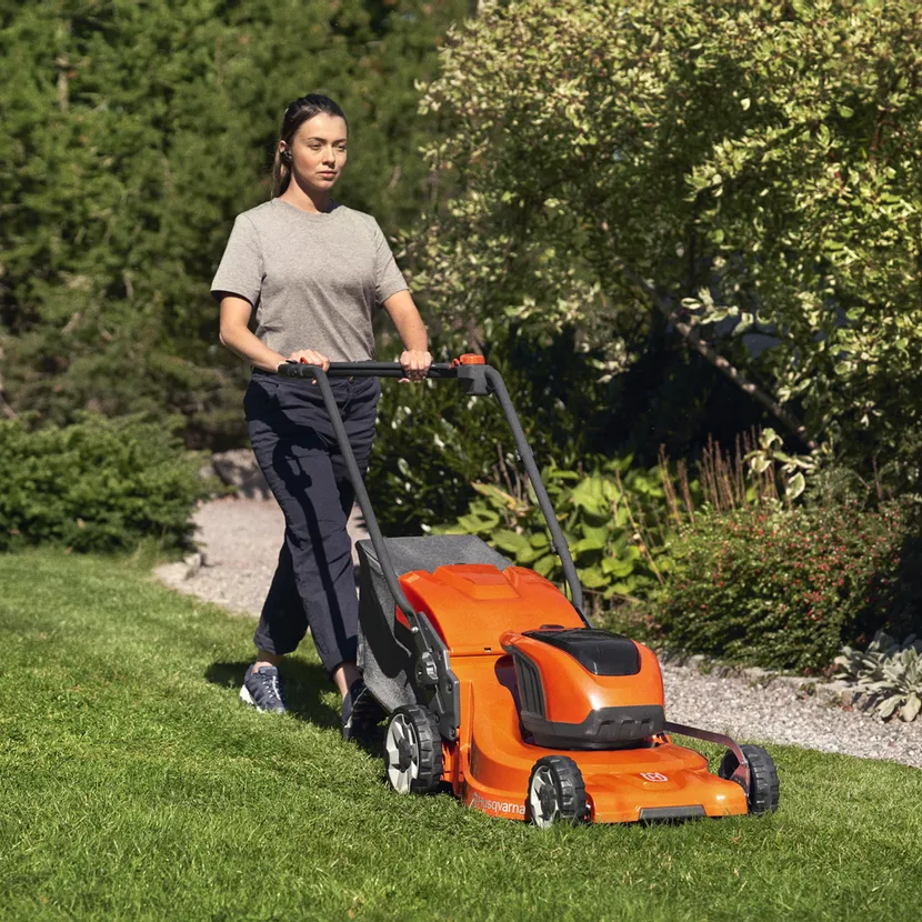 Husqvarna LC 247i Cordless Lawn Mower 47cm